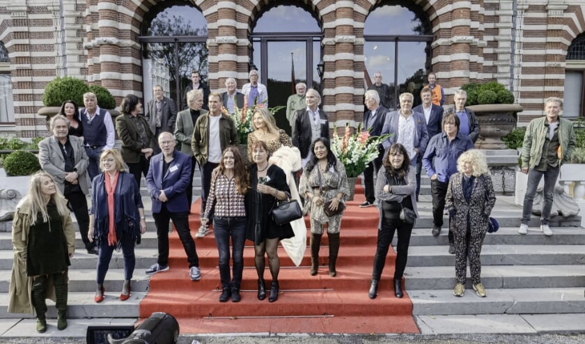 <p>Bekende (Haagse) popmuzikanten samen, maar op enige afstand van elkaar, op het bordes van het kasteel. Foto: pr</p>