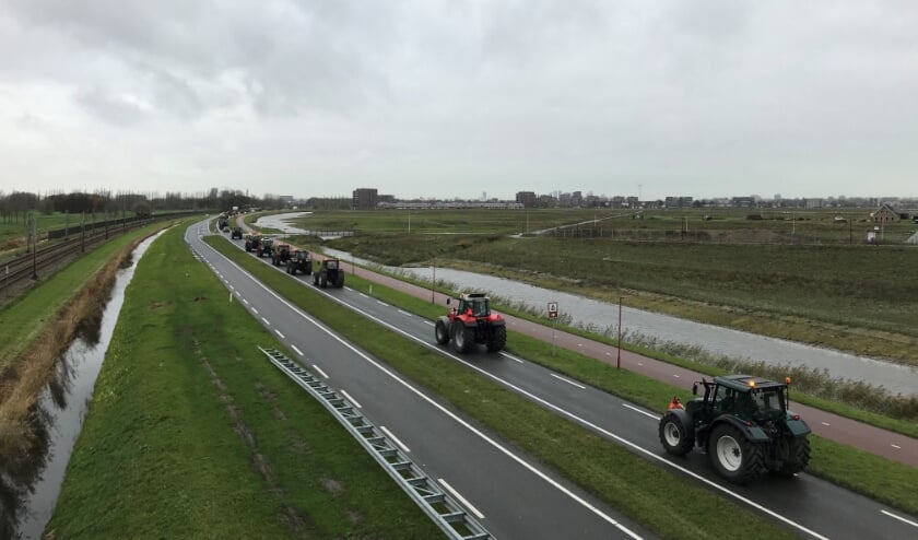 <p>Tienallen boeren reden met hun tractor via de Zoetermeerse Rijweg bij Leidschenveen richting Den Haag. Foto: Desiree van Berkel (overige twee foto's: Ronald Koster) </p>