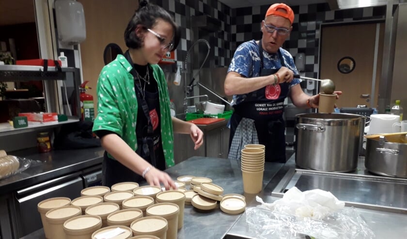 <p>Kok Bart aan het werk met zijn dochter. Er mochten maar twee mensen in de keuken wegens corona regels. Eerst de kok met andere vrijwilliger, daarna de kok met zijn eigen vrouw en vervolgens met dochter. Foto's: pr</p>