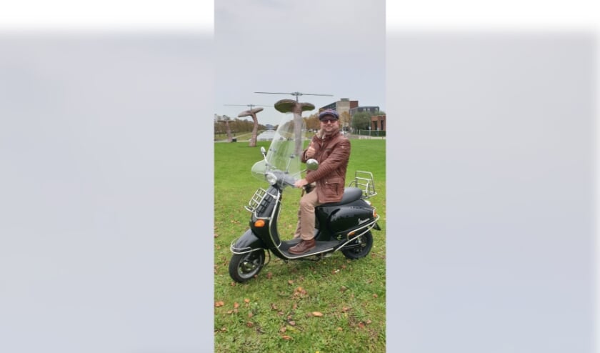 <p>Marco, hier op Ypenburg, liet zijn oude vervuilende Vespa ombouwen tot een elektrische, zodat hij deze niet hoefde te laten slopen. Foto: pr</p>