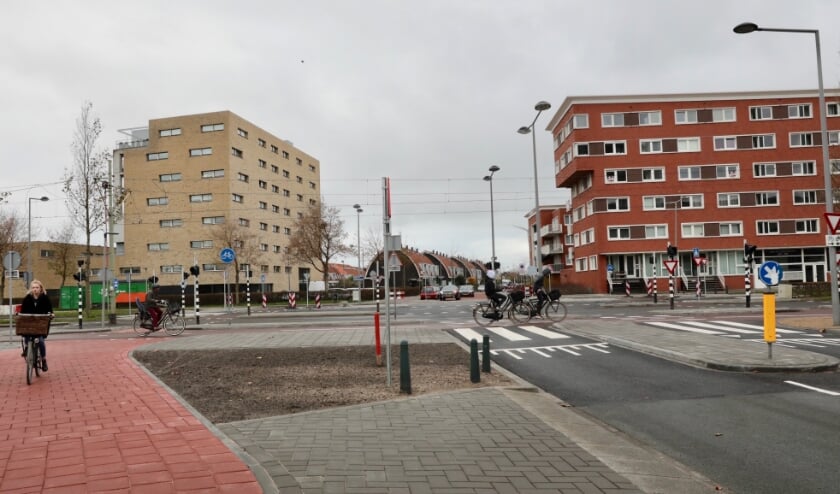 <p>De kruising van Vrouw Avenweg-Laan van Leidschenveen en Cor Spaanslaan is grondig opgeknapt. Foto: Jan van Es</p>