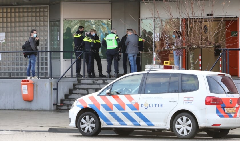 <p>Het pakket bij het PostNL gebouw aan het Loire in Leidschenveen bleek lege granaathulzen te bevatten. Foto: Regio15.nl</p>