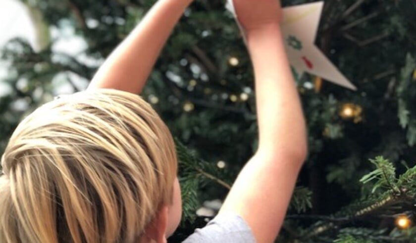 <p>Basisschoolkinderen hebben hun kerstwensen in de kerstboom bij buurthuis De Yp gehangen. Foto's: pr</p>