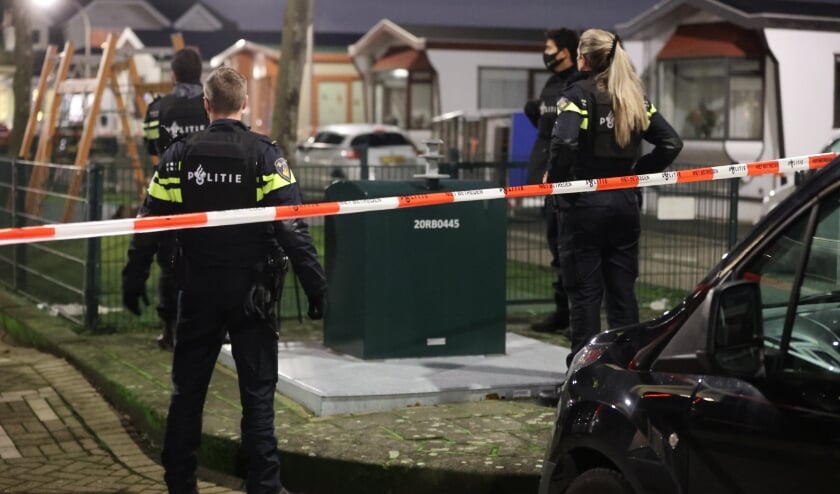 <p>Agenten in steek- en kogelwerende vesten waren snel ter plaatse aan de Henricuskade op Ypenburg. Foto: Regio15.nl</p>