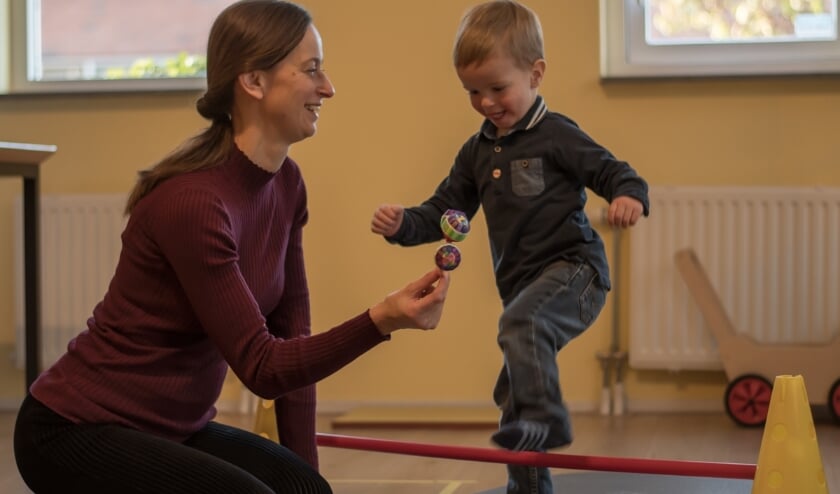 <p>Het spelenderwijs stimuleren van het evenwicht bij een tweejarige. Foto: Brenda van Vliet</p>