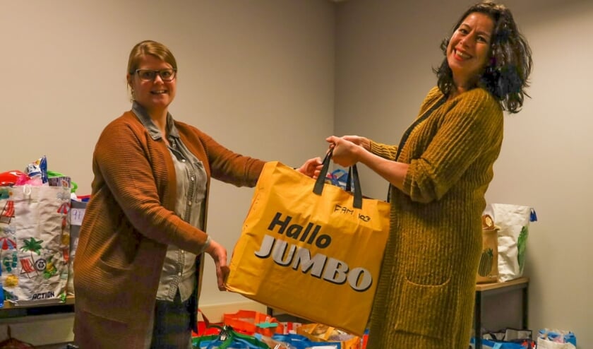 <p>In het kader van de actie Omgekeerde Adventkalender levert Petra Sevinga, stadsdeeldirecteur Leidschenveen Ypenburg haar kerstpakket in bij Marjolijn Vreeken (HECHT Leidschenveen Ypenburg). Foto: pr</p>