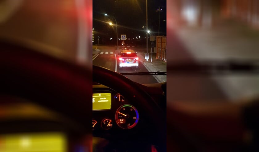 Samen met de politie zocht de chauffeur naar de veroorzaker van het ongeval.