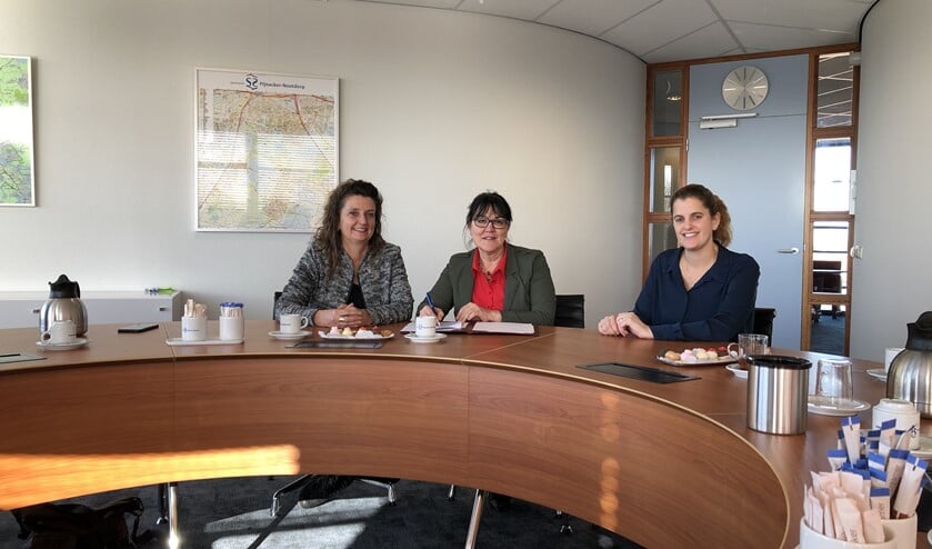 Bianca van Zon van Rondom Wonen, wethouder Hanneke van de Gevel en Nathalie Trijsburg van Dunea ondertekenen het convenant Vroeg Eropaf.