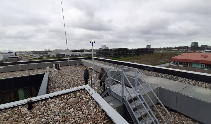 Op het dak van Lyceum Ypenburg tijdens de dakscan. Foto: pr