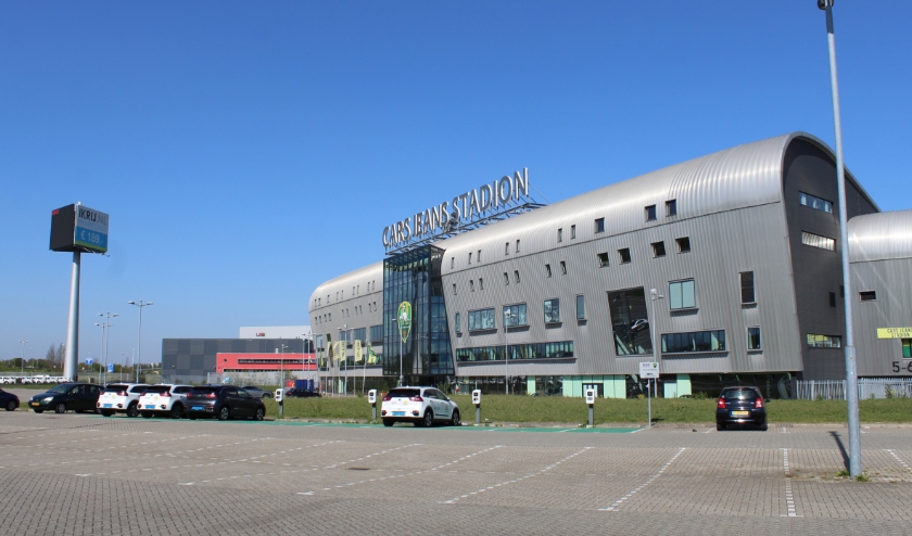 Er komt een tijdelijke corona-zorglocatie met 50 portocabins op het parkeerterrein van het Cars Jeans Stadion. Foto: ADO Den Haag