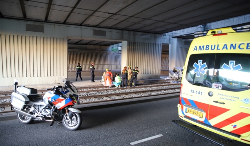 De auto vloog op de Laan van Hoornwijck uit de bocht en kwam tot stilstand tegen de pilaar van de bovenleiding van de tram. Foto: district8.net