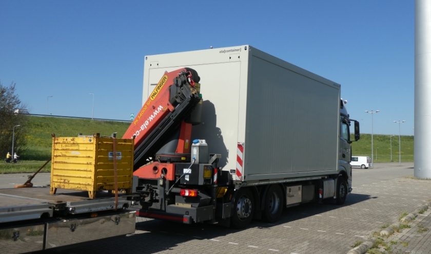 De eerste portocabin wordt geplaatst. Tekst en foto: Dick Muijs