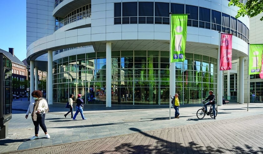 <p>Vanaf zaterdag 26 september gaat per stadsdeel één bibliotheekvestiging wekelijks een uur eerder open, voor mensen uit de kwetsbare groepen. De Centrale Bibliotheek aan het Spui (foto) hanteert geen venstertijden. Foto: Gemeente Den Haag</p>