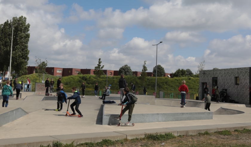 In Leidschenveen waren kinderen tot en met 12 jaar zaterdag samen buiten aan het spelen op de skatebaan aan de Zoetermeerse Rijweg. Foto: Jan van Es
