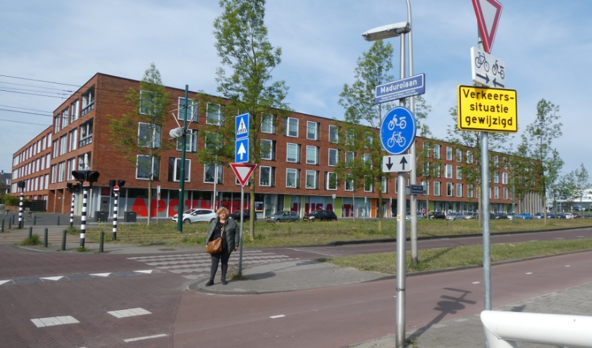 De Laan van Hoornwijck in Ypenburg is nu een voorrangsweg dankzij inspanningen van bewoners. Tekst en foto: Dick Muijs