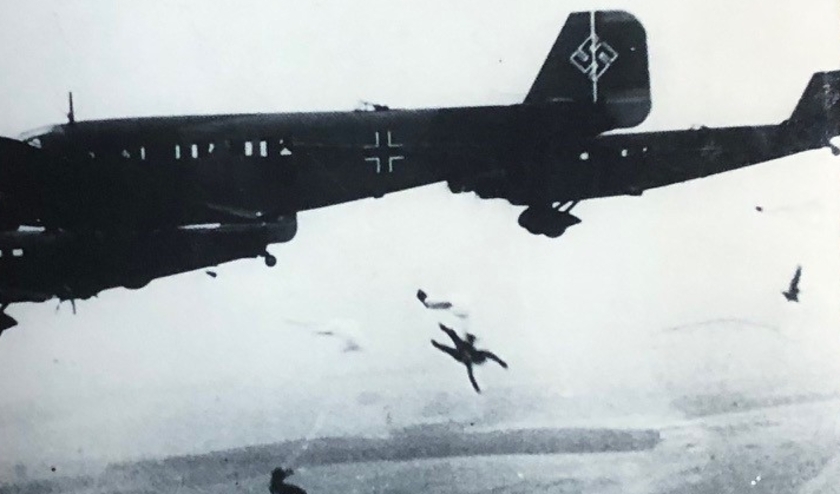 Duitse Junkers Ju-52 transportvliegtuigen droppen hun parachutisten (Fallschirmjäger). Foto: voorzijde boek 'De slag om de Residentie 1940'
