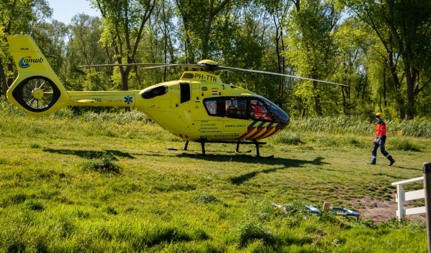 De traumahelikopte landde op een veldje in de buurt. Foto: Bernard Boon