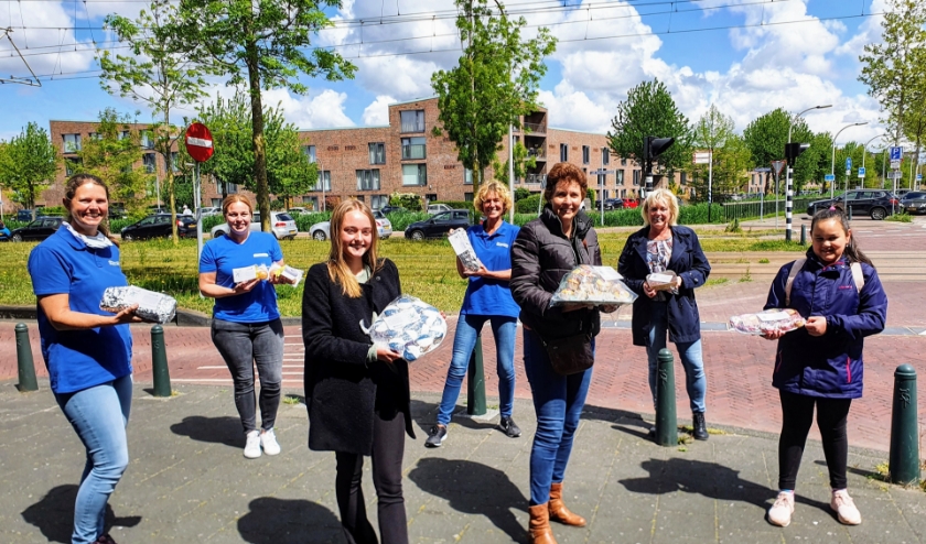 Kaarten en heerlijke baksels voor Buurtzorg Ypenburg. Foto: pr