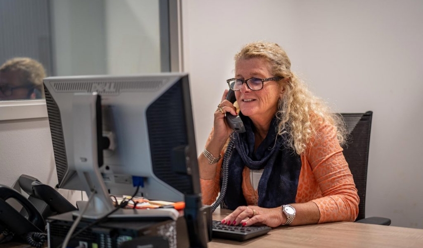De maatschappelijk werkers voeren (online) gesprekken over eenzaamheid, angst en (controle)verlies maar kunnen ook bemiddelen, relatiegesprekken voeren en praten over hoe de regie op het leven terug te krijgen.