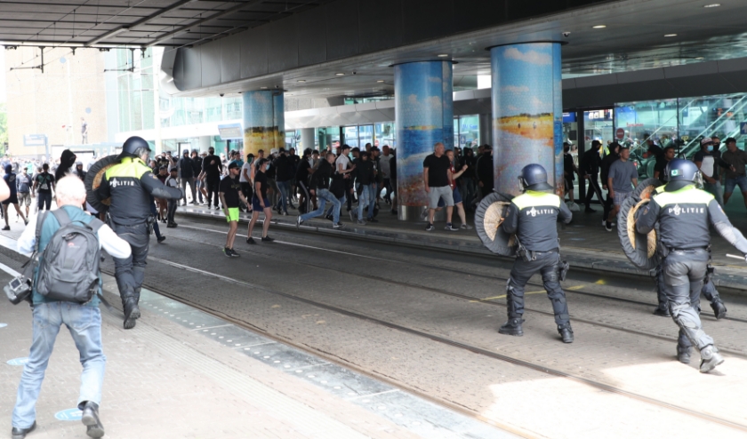 Bij het Centraal Station werden massaal geboden en verboden genegeerd. De ME voerde daar charges uit. Foto: Regio15.nl