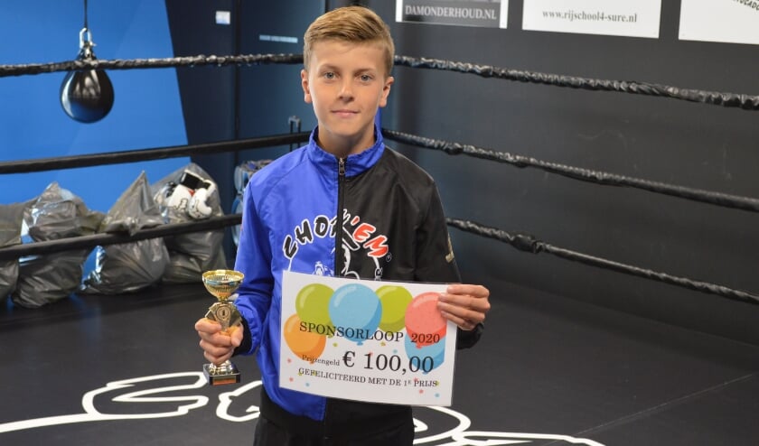 Jantje Fladderak met zijn 1e prijs. Hij vindt het fijn om weer binnen te mogen trainen. Tekst en foto: Ed Nulle