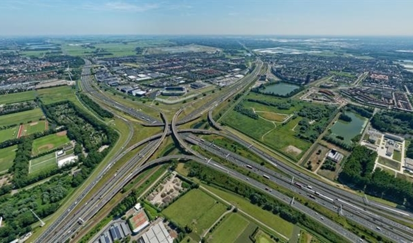 In het ontwerp van de aanpassing wordt de snelweg langs de wijk Leidschenveen vergroot van 12 rijbanen naar 15 rijbanen. Foto: pr