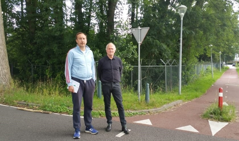 Bezorgde buurtbewoner Boudewijn Hoogvelt met raadslid William de Blok (l.) aan de Brasserskade. Foto: pr