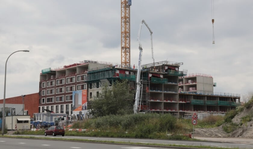 Samen met de bekende Couperus-toren vormt de Hofbadtoren straks de Poort van Ypenburg. Foto: Jan van Es