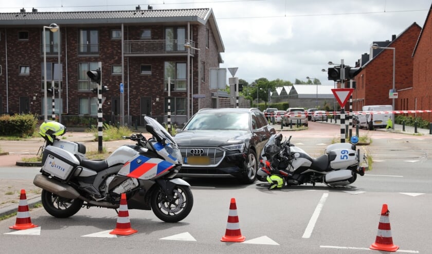 De agent was op zijn politiemotor op weg naar een melding Foto: Regio15.nl /Sander Paardekooper