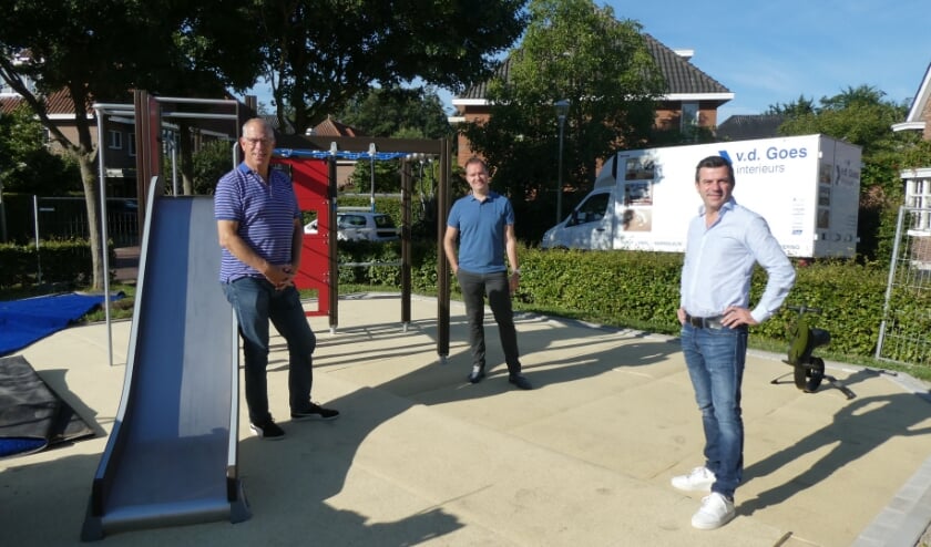 Johan Molenkamp, Sander Werkhoven en Martijn Bentvelzen (v.l.n.r.) zijn trots op het resultaat in de speeltuin aan de Serpentine in Ypenburg. Foto: Dick Muijs