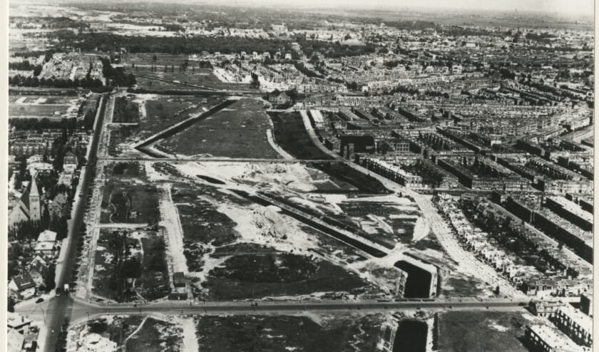 De Atlantikwall dwars door de wijk Segbroek, met wederopbouw, 1946. (Luchtfoto, collectie Dienst Stedelijke Ontwikkeling)