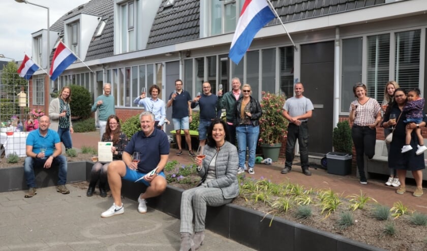 Er werd gezamenlijk een toost uitgebracht op het bereikte resultaat en een nog groenere toekomst. Foto: Jan van Es