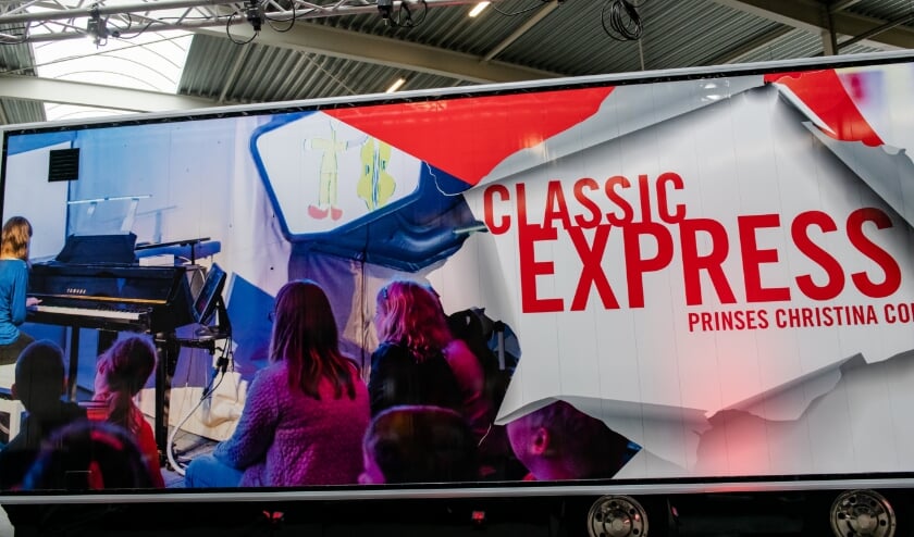 <p>De Classic Express is een trailer die kan uitschuiven tot een concertzaal van 14 meter lang en 7 meter breed. Foto: Maarten Mooijman</p>