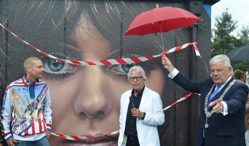 Eerbetoon aan de legendarische zangeres van Shocking Blue - Mariska Veres - door middel van een fraai portret op het Prins Hendrikplein. Foto: Martin Reitsma