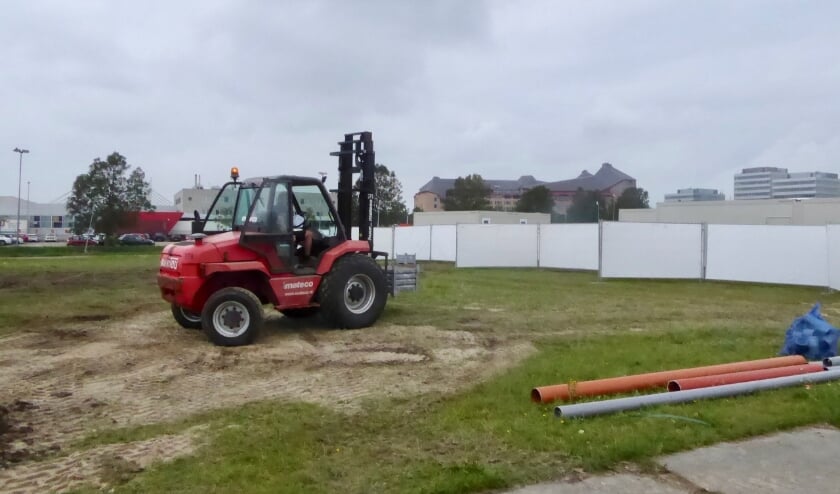De woonunits zijn onlangs van het ADO-terrein naar een veld naast de noodlocatie van ROC Mondriaan in Leidschenveen verplaatst. Foto: Jan van Es