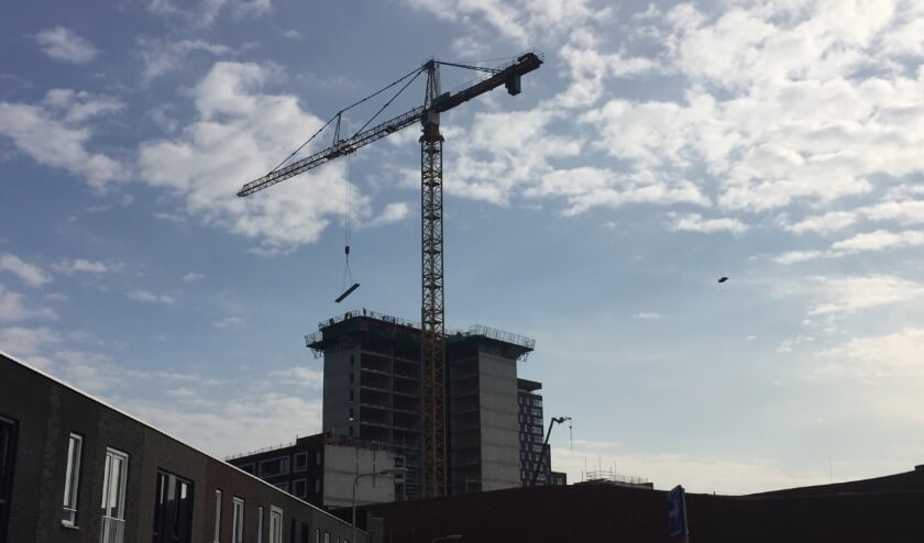 <p>Naar verwachting wordt de nieuwe woontoren in het eerste kwartaal van 2021 opgeleverd. Foto's: Peter Zoetmulder</p>