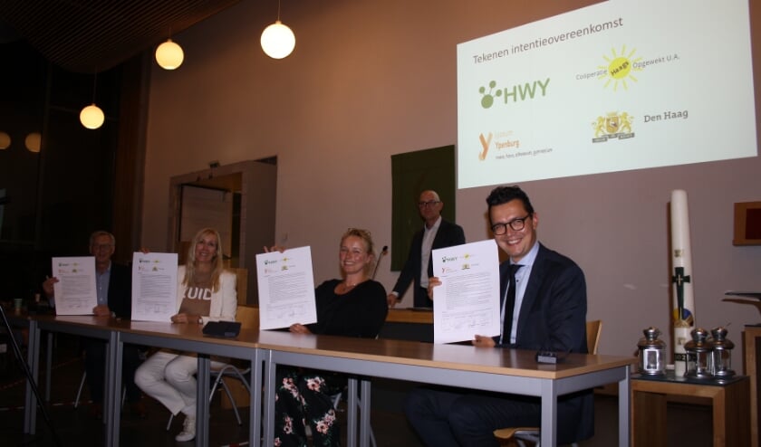 Gemeente Den Haag, Lyceum Ypenburg, Coöperatie Haags Opgewekt en HWY tekenen de intentieovereenkomst inzake Zonnepanelen op dak van het Lyceum. Foto: pr