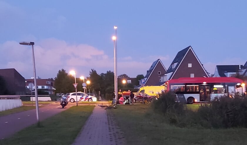 Een fietser is ernstig gewond geraakt bij een aanrijding met een bus op de Brasserhoutweg. Foto: Bernard Boon