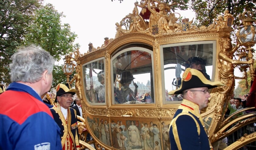 Ook geen rijtoer dus naar en van Het Binnenhof naar Paleis Noordeinde, hier nog met de Gouden Koets. Sinds Prinsjesdag 2016 vervangt de Glazen Koets de Gouden Koets, die sinds deze periode is gerestaureerd. Foto: Jan van Es