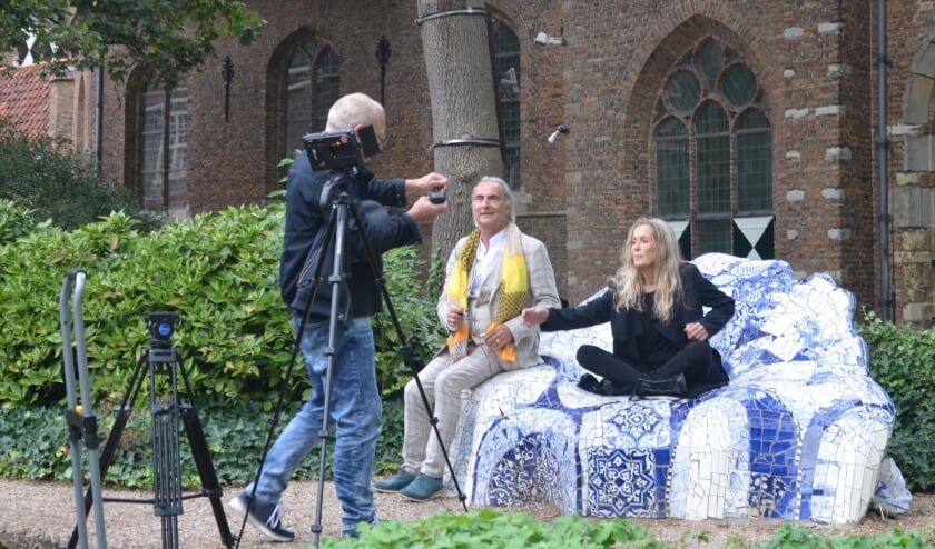 Cineast John Meijer geeft aanwijzingen aan Hilde Marchal en Martin Reitsma.