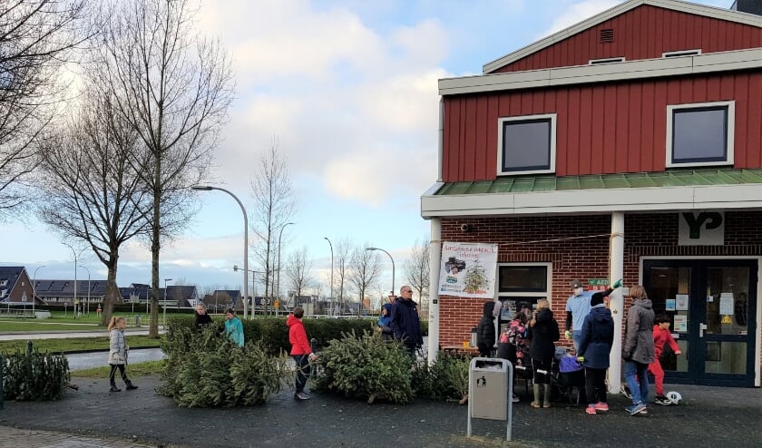 <p>Een mooi resultaat met 215 kerstbomen en vier containers zwerfvuil/vuurwerkafval. Foto's: Walter van Krieken</p>