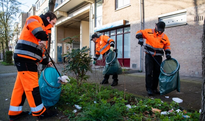 <p>Iedere dag steken honderden medewerkers maar ook buurtbewoners de handen uit de mouwen. Foto: Gemeente Den Haag / Arnaud Roelofsz </p>