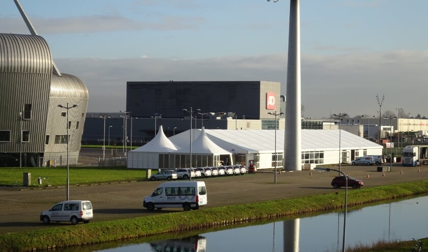 <p>Een gedeelte van het parkeerterrein P2 bij het Cars Jeans Stadion dient als de vaccinatielocatie. Foto's: Ronald Koster</p>