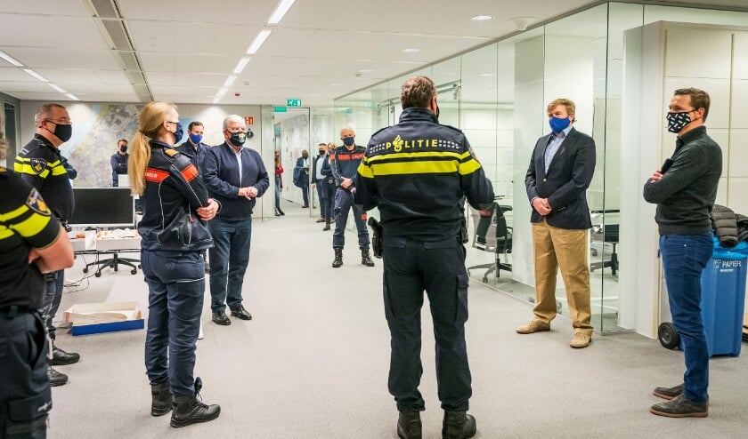 <p>De Koning bezocht met de Haagse driehoek het regionaal crisiscentrum De Yp van Veiligheidsregio Haaglanden op Ypenburg, politiebureau Hoefkade en HMC Westeinde. Foto: Gemeente Den Haag / Valerie Kuypers<br><br></p>