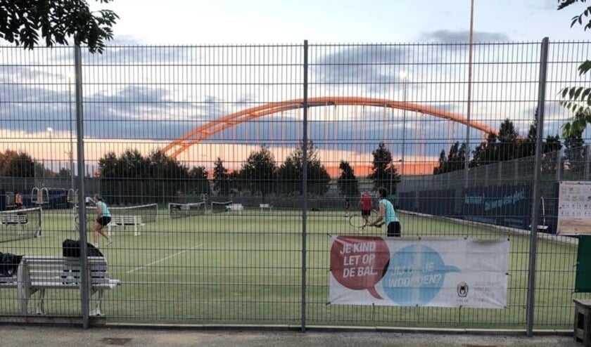 <p>Voetballers en binnensporters ontdekken Tennis bij SV Leidschenveen. Foto: pr</p>