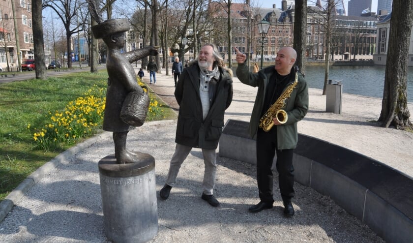 <p>Peter de Ronde, voormalig gitarist van The Golden Earrings en Konstatin IIev van het Pink Project doen op de Lange Vijverberg ideeën op voor een standbeeld voor Golden Earring. Foto: Martin Reitsma</p>