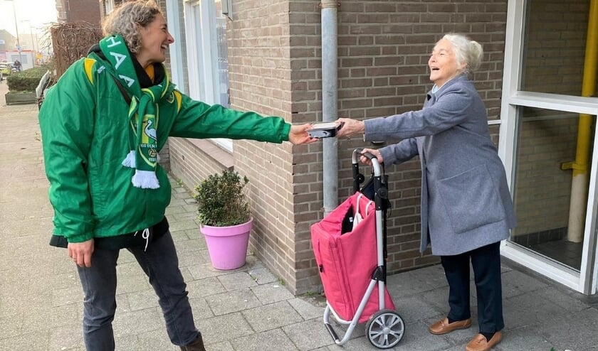 <p>Honderden vrijwilligers stonden met deze soep op de stoep in bijvoorbeeld diverse seniorencomplexen in Den Haag. Foto: ADO in de Maatschappij</p>