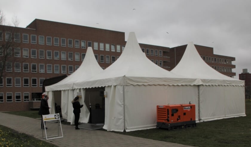 <p>De eerste stemmen, vroeg in de ochtend van woensdag 17 maart uitgebracht aan het Böttgerwater op Ypenburg. Foto: Peter Aartsen</p>