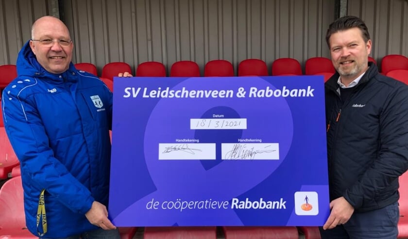<p>Edwin Eekhof (l.), voorzitter van SV Leidschenveen en Harry Wientjens, directeur Coöperatieve Rabobank regio Den Haag zijn trots op het voortzetten van de samenwerking. Foto: pr</p>
