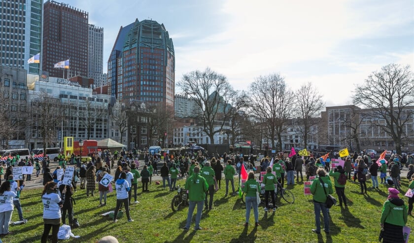 <p>Op 44 locaties in Nederland zoals hier op de Koekamp in Den Haag sloeg er zondag 14 maart om 15.00 uur het Klimaatalarm 2021. Foto: Robin Butter</p>